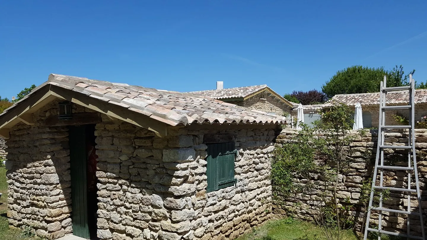 Toiture en tuiles anciennes sur une bâtisse en pierre, île de Ré
