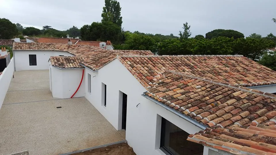 réalisation couverture, île de Ré, en tuiles anciennes sur maison neuve