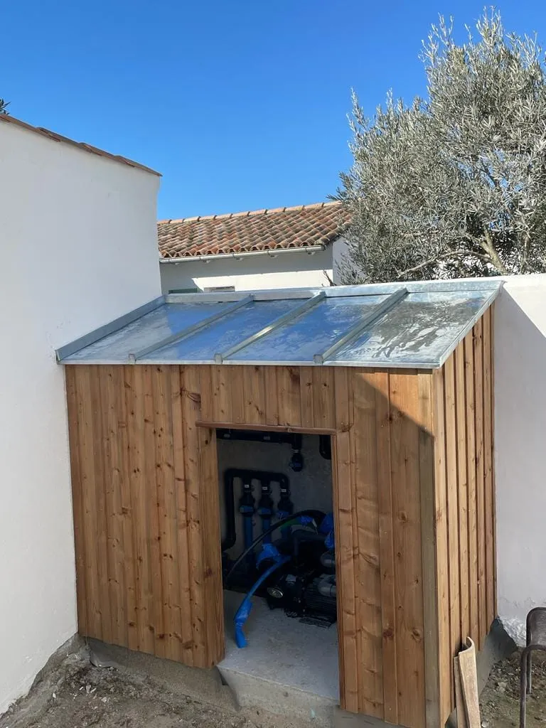 couverture à tasseau sur local piscine, zinguerie île de Ré