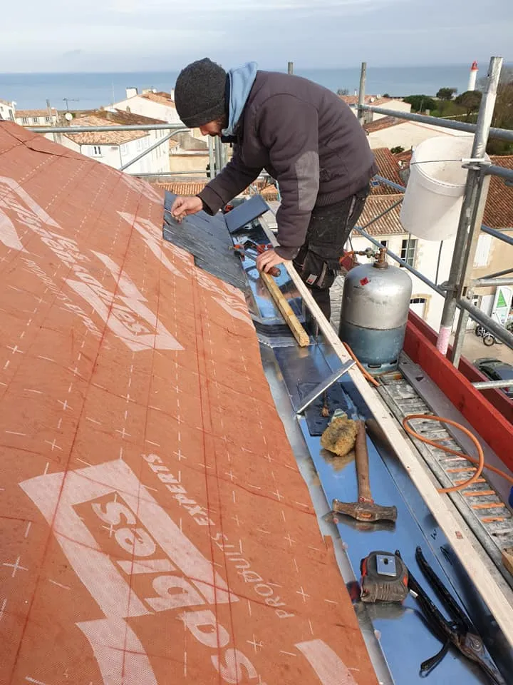 début chantier couverture en ardoise sur lanternon à saint-martin-en-ré