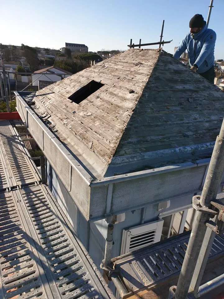 Destruction du vieux toit du lanternon pour rénovation toiture Île de Ré
