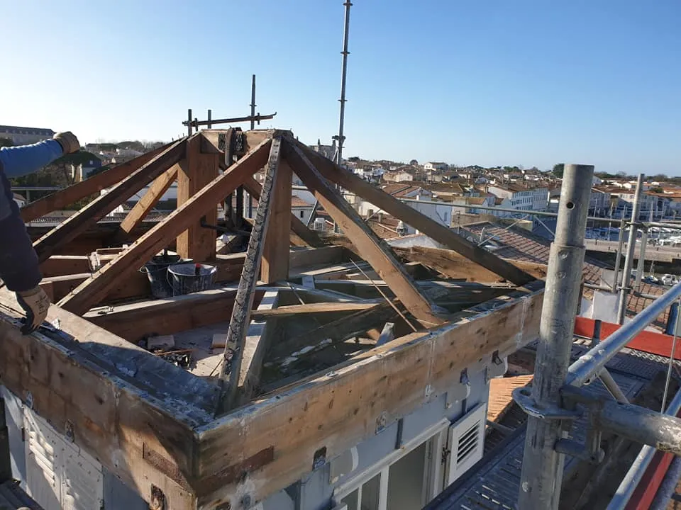 Destruction du vieux toit du lanternon pour rénovation toiture Île de Ré